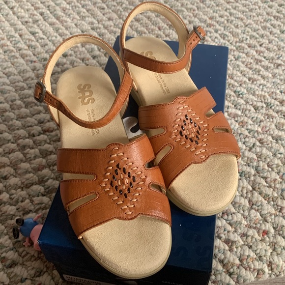 NEW and so comfortable! SIZE 7.5 SAS Sandal - Picture 2 of 5
